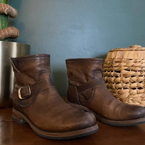 Frye- Veronica bootie rich brown leather buckle detail women’s size 9 - Picture 2 of 16